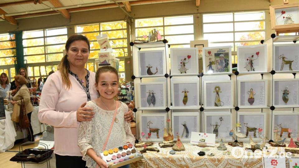Ein zauberhaftes Kreativ-Team: Mama Bernadette und Mia (11) Hagn sind zum zweiten Mal am Hobbykünstlermarkt vertreten. Bild: Freya Stoeckl