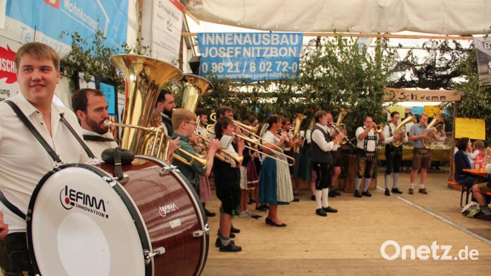 Goldener Oktober bei der Kirwa im Oberland: In Schleißdorf genossen hunderte Besucher eine zünftige Spätsommer-Kirchweih. Bild: gri