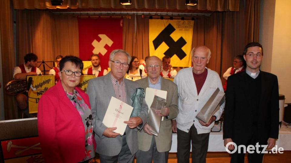 Vorstandssprecherin Marita Kuchenreuther (links) und Diözesanpräses Stephan Rödl (rechts) ehrten Anton Mößbauer, Eduard Fröhlich und Robert Söllner (Zweiter bis Vierter von links) für ihre Treue zur KAB. Bild: soj