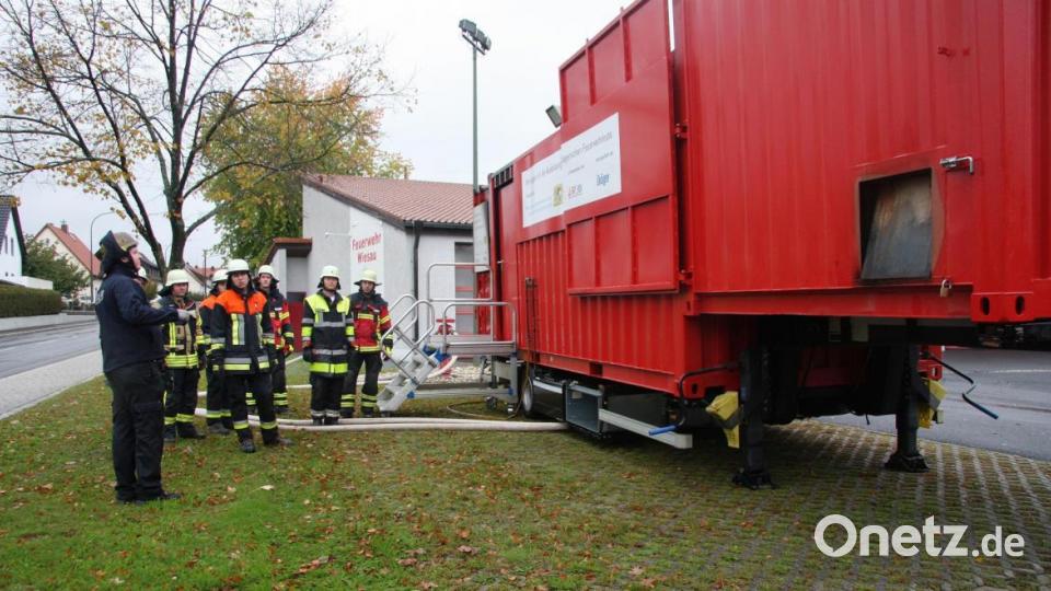 Bevor Feuer gemacht wird, erläutert Ausbilder Manuel Ursel (links) noch einmal die Abläufe. Bild: wro