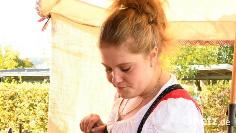 Gabriele Sponner aus Simbach brannte im Außenbereich der Landgraf-Ulrich-Halle frische Mandeln. Der feine Duft lockte viele Naschkatzen an. Bild: Freya Stoeckl