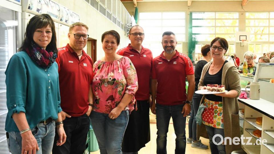Dankbar um ihr fleißiges Team ist Hauptorganisatorin Annett Holzgartner (Dritte von links). 100 Kuchen, Küchel, Torten und Gebäck wurden bereitgestellt. Bild: Freya Stoeckl