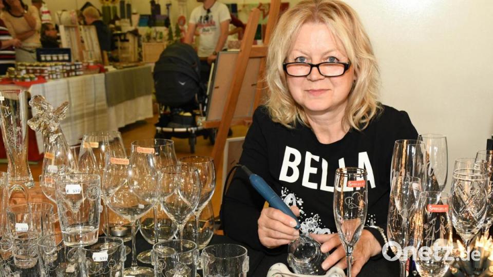 Angelika Franke traf mit ihrer Glasgravur den Geschmack der Besucher. Vor Ort konnte man verschiedene Gläser individuell verzieren lassen. Bild: Freya Stoeckl