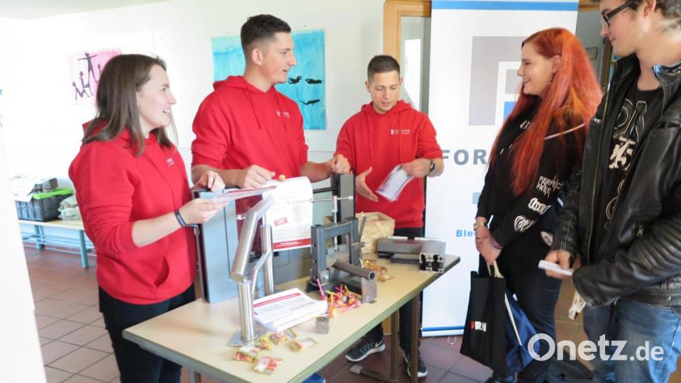 Freundliche Beratung am Infostand von „Forster Blechtechnik“.. Bild: jzk