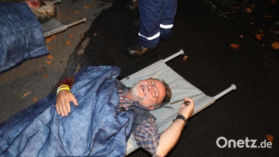 Feriengast Dieter Kapelle (liegend) stellte sich an seinem letzten Urlaubstag gerne als Mime für die Übung zur Verfügung. Bild: njn