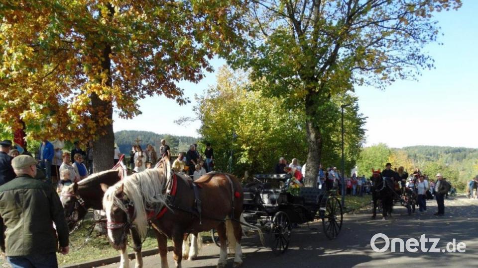 Die Kutschen parken vor der Sankt Wendelinskirche. Bild: twg
