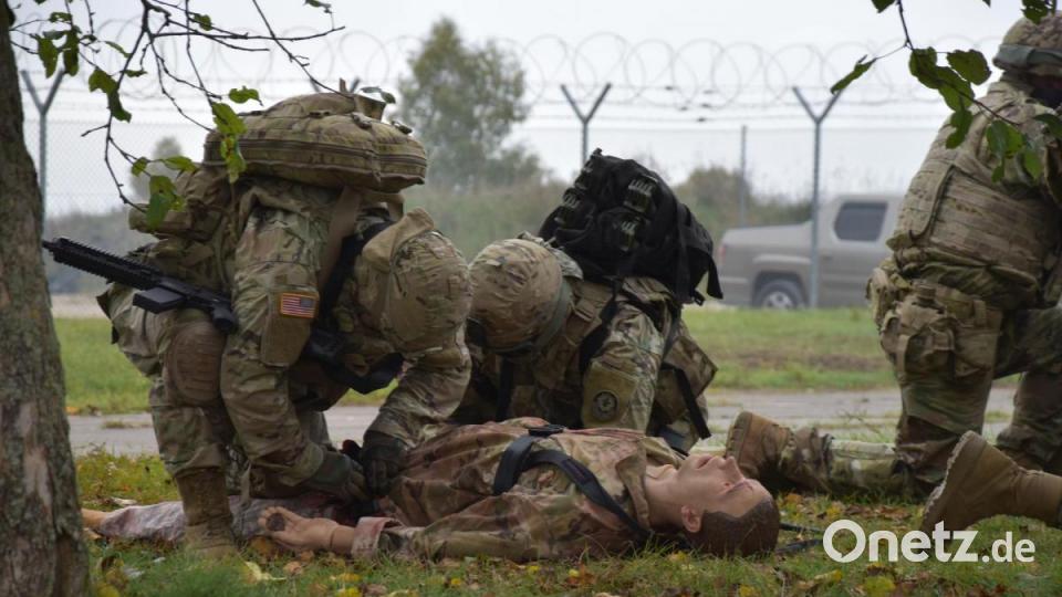 Soldaten des 2. US-Kavallerieregiments aus Vilseck (Kreis Amberg-Sulzbach) üben die Versorgung eines Verwundeten – an einer Puppe. Bild: Alexander Pausch