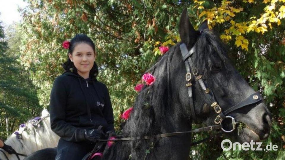 Jedes Jahr sind prächtige Pferde mit tollen Frisuren zu bestaunen. Dies ist ein wunderschöner Friese, dem Rosen in die Mähne geflochten wurden. Bild: twg