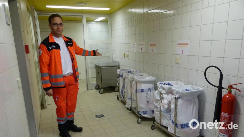 Roland Lebrecht zeigt den Funktionsbreich mit Hygieneschleuse. Bild: anv