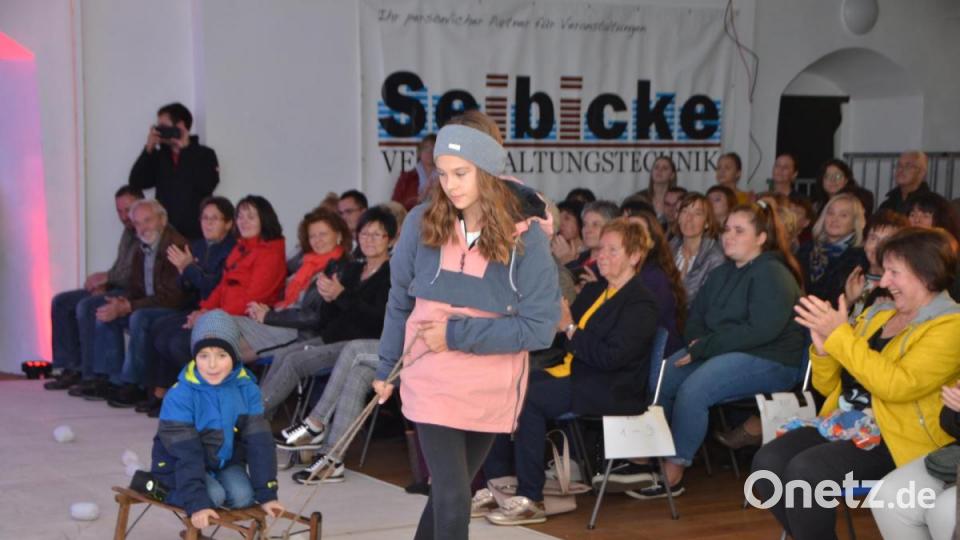 Mit dem Rolf Zuckowski Hit &quot;Winterkinder&quot; verbreiteten die Models Winterstimmung und Lust aufs Schlitten fahren. Bild: dob