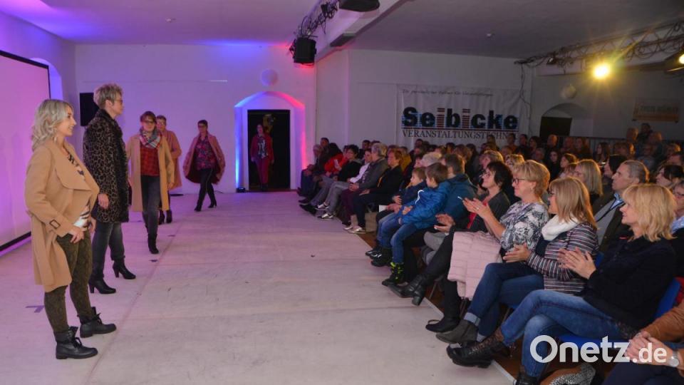 Die neuesten Modetrends für die Herbst- und Wintersaison erfuhren die Besucher bei der Neuauflage &quot;Mode im Schloss&quot;. Die Freien Wähler schlossen sich dafür mit den Geschäftsleuten der Stadt zusammen. Bild: dob