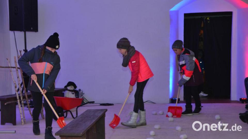 Beim Schneeschippen die neusten Modehits präsentieren, das gefiel nicht nur den Kindern sondern auch dem begeisterten Publikum. Bild: dob