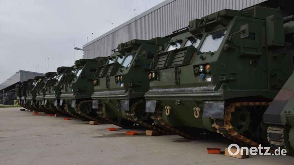 Die ersten Mehrfachraketenwerfer vom Typ &quot;M270 MLRS&quot; des 41. Feldartillerieregiments stehen in der Fahrzeughalle des Verbandes in Grafenwöhr. Bild: Alexander Pausch