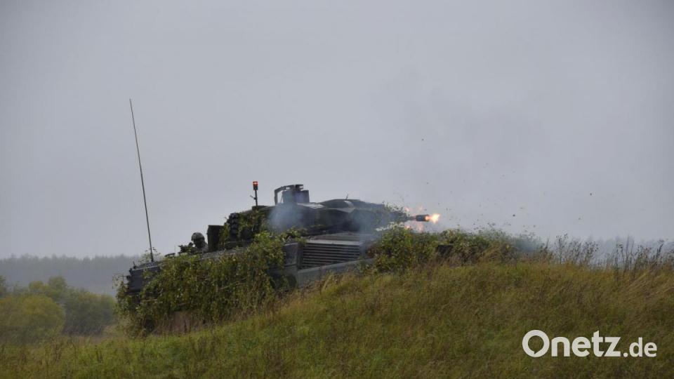 Ein Schützenpanzer vom Typ „Puma“ des Panzergrenadierbataillons 112 aus Regen feuert aus einer verdeckten Stellung auf der Schießbahn 301 auf dem Truppenübungsplatz Grafenwöhr. Bild: Alexander Pausch