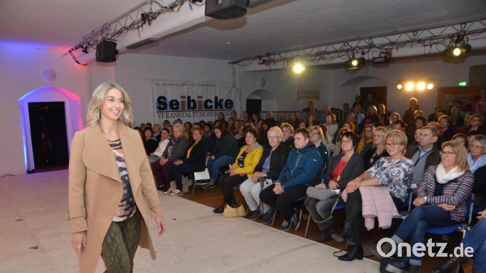 Die neuesten Modetrends für die Herbst- und Wintersaison erfuhren die Besucher bei der Neuauflage &quot;Mode im Schloss&quot;. Die Freien Wähler schlossen sich dafür mit den Geschäftsleuten der Stadt zusammen. Bild: dob