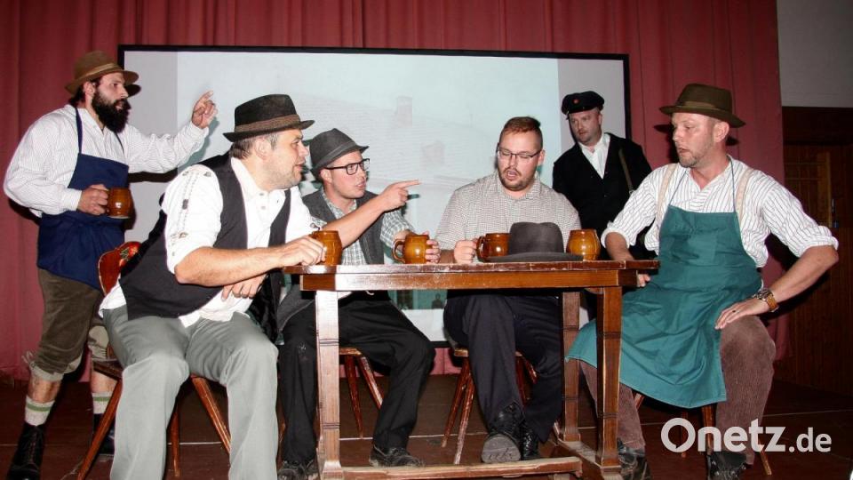 Die Bauern sind aufgebracht. Im Bittnerschen Wirtshaus beschließt man den Generalmarsch, um das rechtlich zugesagte Holz selber zu schlagen. Aufgeführt wurde die Szene von Mitgliedern der Fuchsmühler Laienspielgruppe. Bild: wro