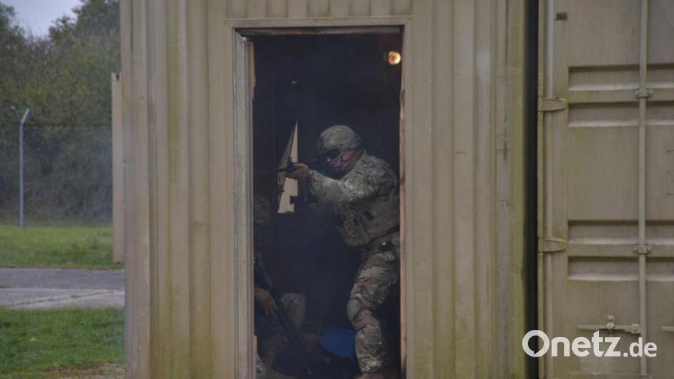 Der Schütze schießt dem Bergungstrupp des 2. US-Kavallerieregiments aus Vilseck (Kreis Amberg-Sulzbach) den Weg frei. Die Soldaten üben die Versorgung und Bergung von Verletzen. Bild: Alexander Pausch