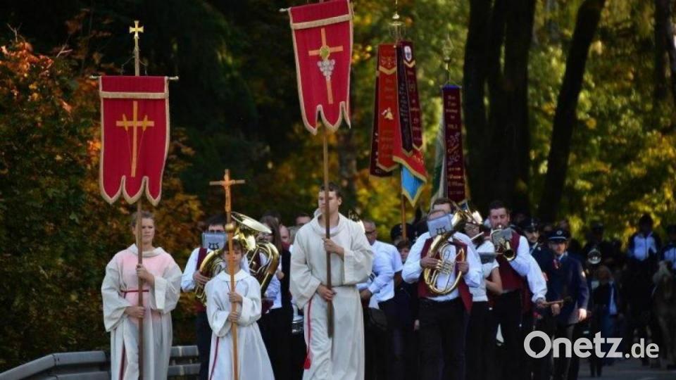 Wendelinsritt in Trevesen: Den Kirchzug führten die Pullenreuther Musikanten an. Bild: twg