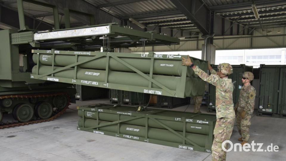 Die Soldaten des 41. Feldartillerieregiments in Grafenwöhr laden die Abschussbehälter des Mehrfachraketenwerfer vom Typ &quot;M270 MLRS&quot; ab, um die Raketen laden zu können. Bild: Alexander Pausch