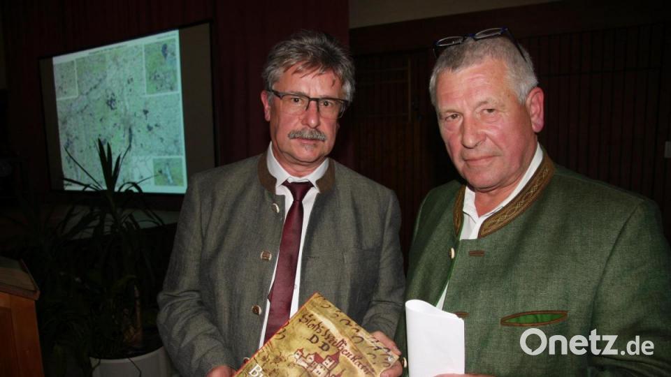 Mit einem Buchgeschenk bedankte sich Bürgermeister Wolfgang Braun (links) bei Hartmut Dauner. Bild: wro