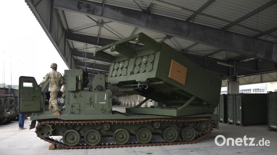 Der Soldat des 41. Feldartillerieregiments in Grafenwöhr schwenkt den Mehrfachraketenwerfer vom Typ &quot;M270 MLRS&quot; um die Raketen laden zu können. Bild: Alexander Pausch