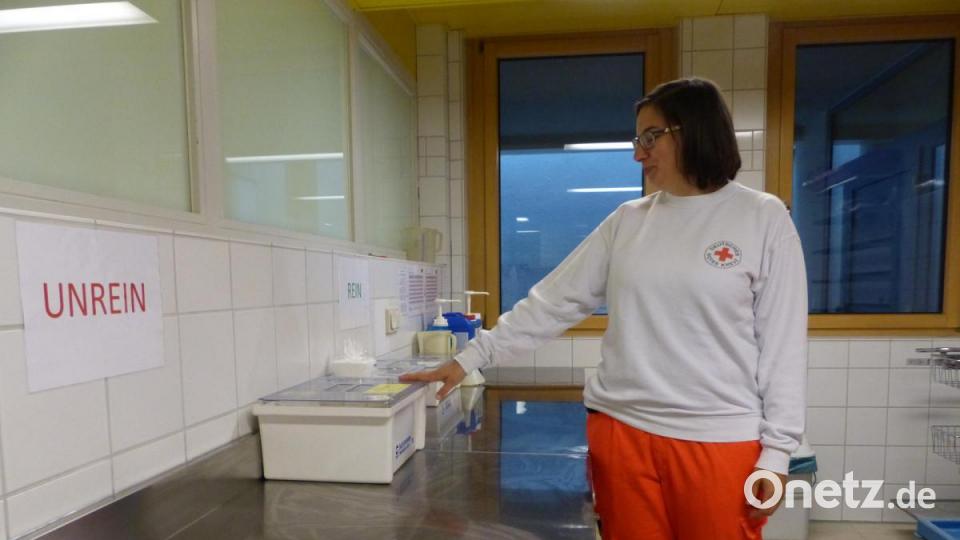 Auch ein großzügiger Desinfektionsraum hat Platz. Rettungsassistentin Sandra Kropf erklärt, dass der Bereich in &quot;rein&quot; und &quot;unrein&quot; unterteilt ist. Bild: anv