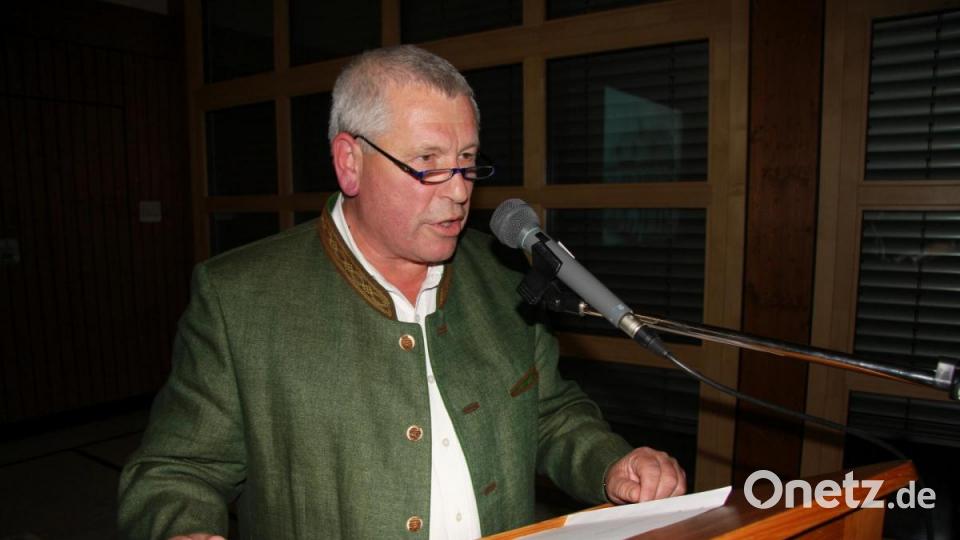 Hartmut Dauner, Forstdirektor a. D., widmete sich der Historie, aber auch der aktuellen Lage in den Wäldern, speziell in Fuchsmühl. Bild: wro