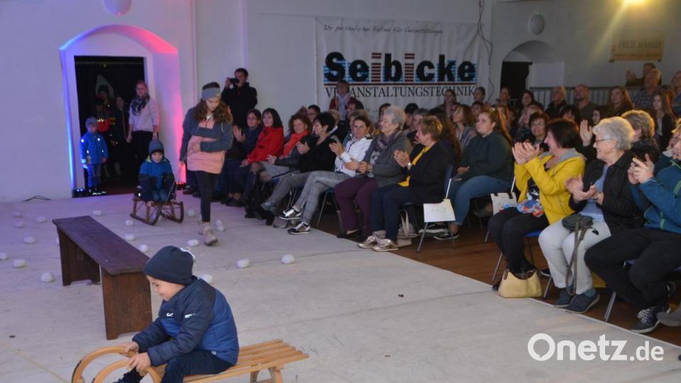 Mit dem Rolf Zuckowski Hit &quot;Winterkinder&quot; verbreiteten die Models Winterstimmung und Lust aufs Schlitten fahren. Bild: dob