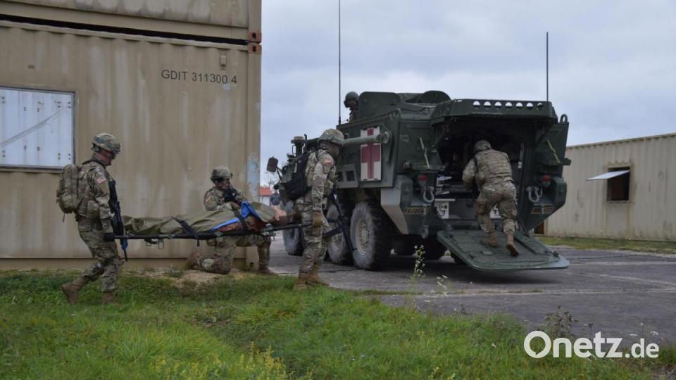 Soldaten des 2. US-Kavallerieregiments aus Vilseck (Kreis Amberg-Sulzbach) tragen während einer Übung einen Verwundeten zu einem Transportpanzer. Zuvor hatte sie an der Puppe die Versorgung von Verletzten geübt. Bild: Alexander Pausch