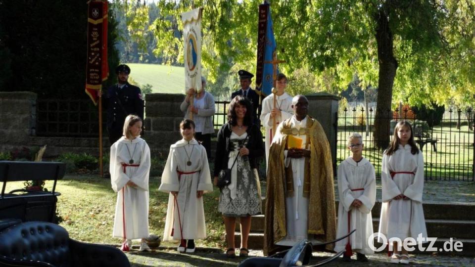 Die Ministranten, Kirchenpflegerin Marina Fenzl und Pfarrer Paul Ezenwa. Bild: twg