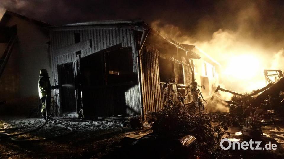 Die Feuerwehr versucht zu retten, was noch zu retten ist. Bild: Wieder
