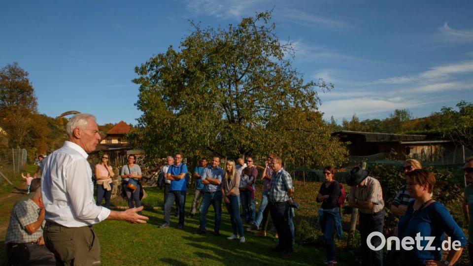 BN Ortsvorsitzender Arnold Kimmerl erläuterte die Ziegenhaltenhaltung beim Beweidungsprojekt. Bild: Susanne Kimmerl