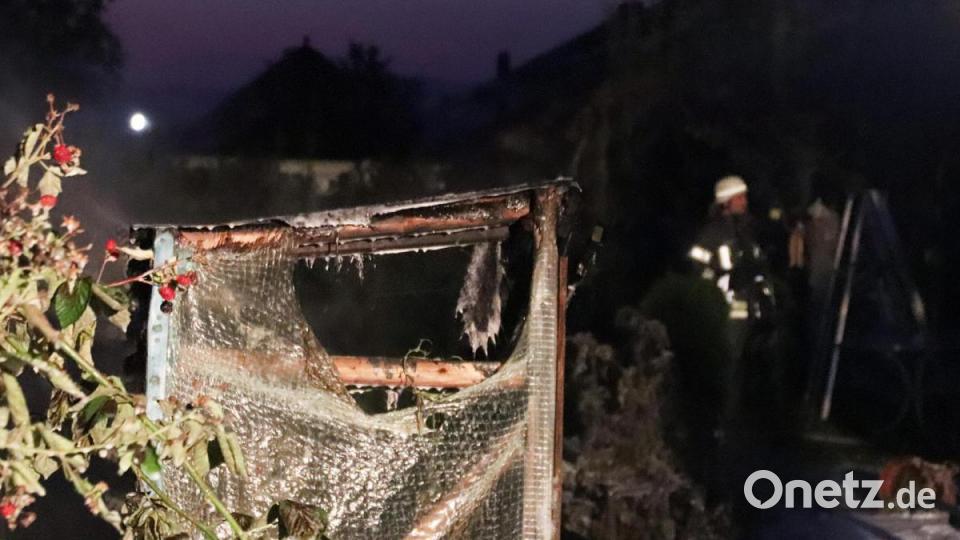 Das Gartenhaus brennt vollkommen aus. Bild: jma