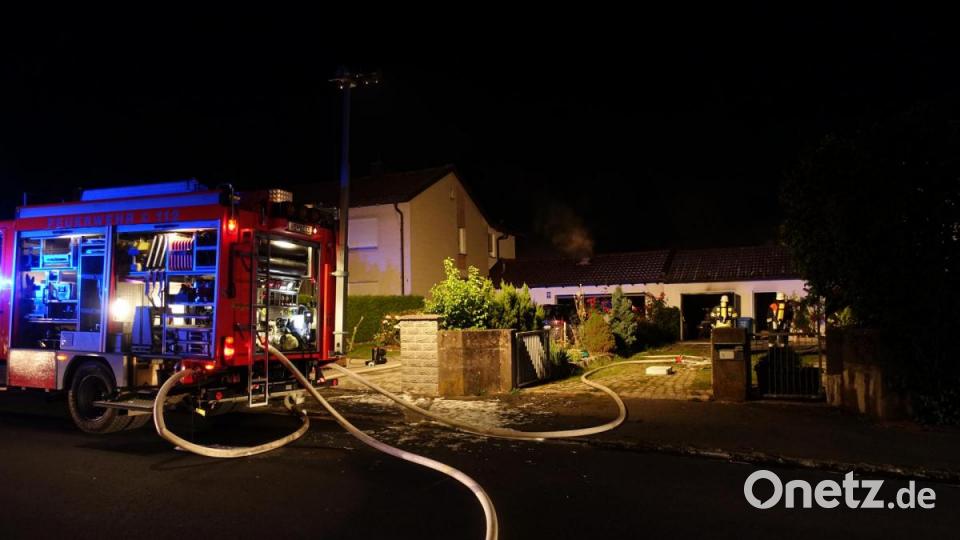Nur wenige Minuten nach der Alarmierung sind am Samstagmorgen die Einsatzfahrzeuge und Rettungskräfte in der Latscher Straße. Bild: Wieder