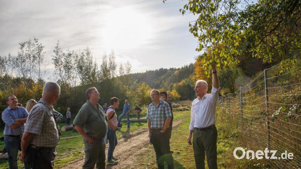Gottfried Blank (Zweiter von rechts) und Arnold Kimmerl (rechts) erklärten interessierten Naturfreunden die Besonderheiten des Beweidungsprojekts. Bild: Susanne Kimmerl