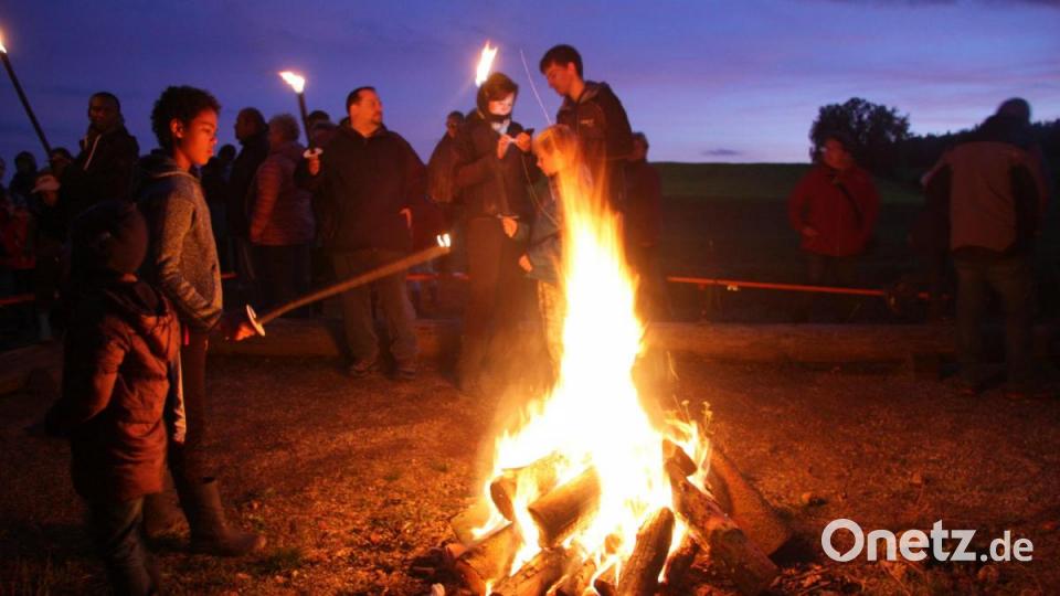 Für Atmosphäre sorgt das soeben entzündete Lagerfeuer. Bild: wro