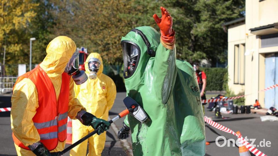Die etwas andere "Dusche" nach dem Einsatz: Dekontamination gehört bei den Gefahrgut-Experten dazu. Bild: egl