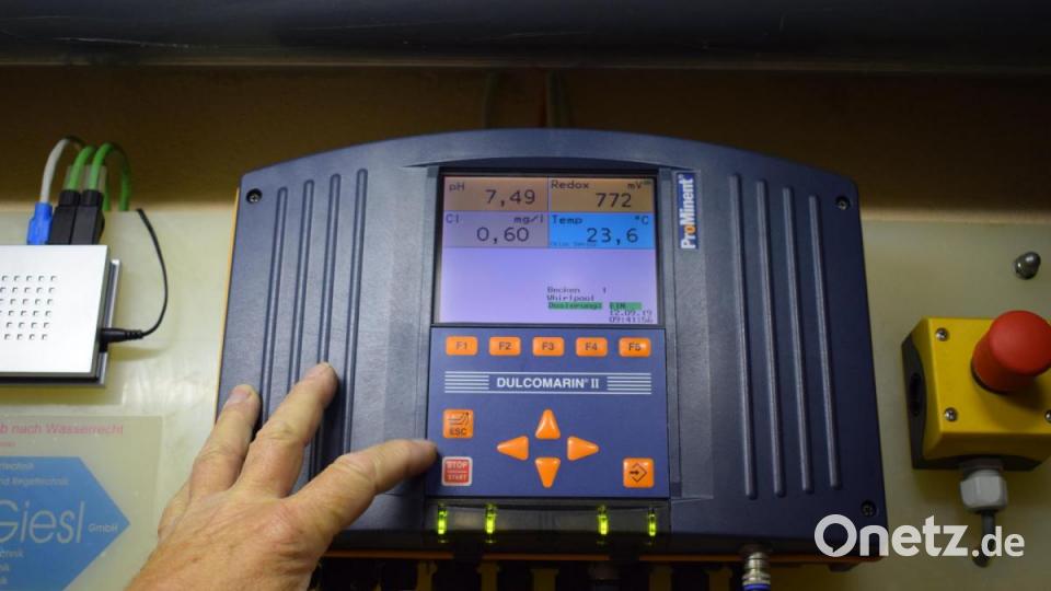 Angezeigt werden an der Mess- und Regeltechnik die Wassertemperatur und chemische Parameter wie Chlorgehalt, pH- und Redox-Wert. Bild: szl