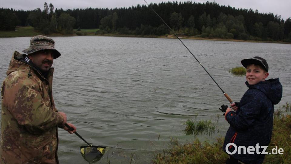 Vater Herbert Walenta und sein Sohn Jannik werfen die Angelruten aus. Bild: Konrad Rosner