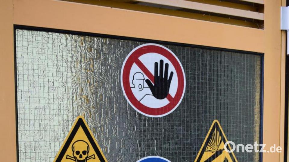Der Job der Wassertechnik-Experten ist nicht ungefährlich. Viele chemische Mittel kommen in Schwimmbädern zum Einsatz. Schutzbrille, Schürze und Stiefel sind Pflicht. Bild: szl