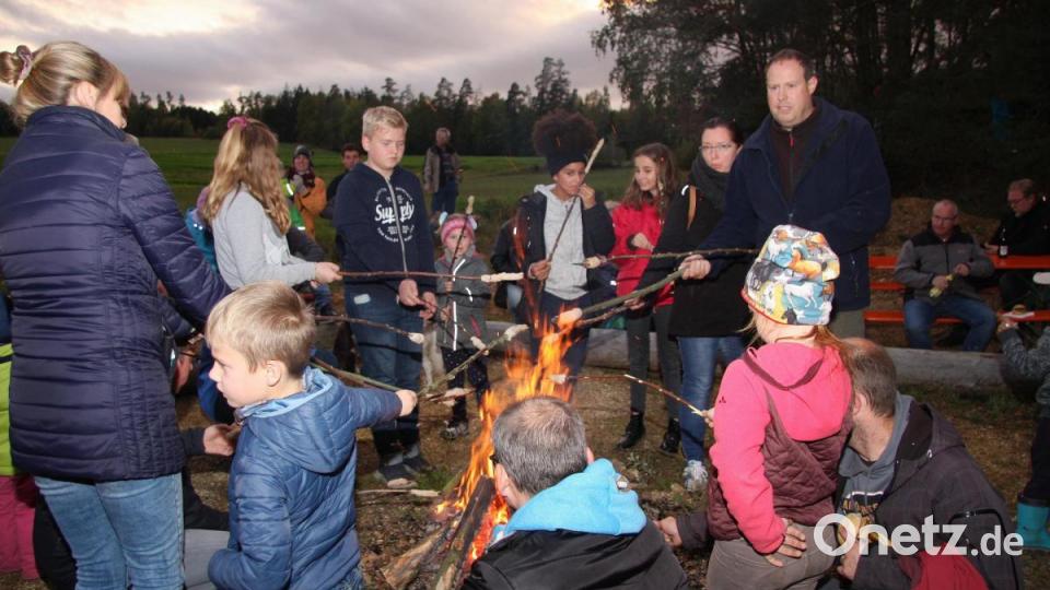 Zunehmend findet die abendliche Veranstaltung an den Fischteichen bzw. im Wald auch bei den Erwachsenen Zuspruch. Bild: wro