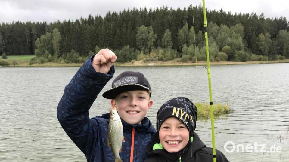 Stolz präsentieren Robin (rechts) und Jannik ihren ersten geangelten Fisch. Bild: privat