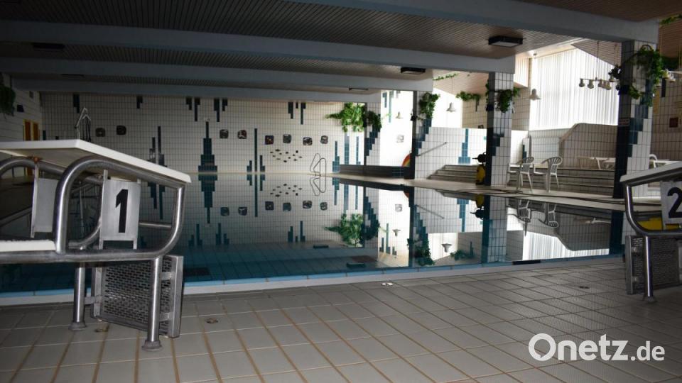&quot;Oben sehen die Leute nur das schöne Wasser, nicht was alles dranhängt&quot;, sagt Egon Giesl. Das Mitterteicher Hallenbad nahmen die Wassertechnik-Experten kürzlich in Betrieb. Bild: szl