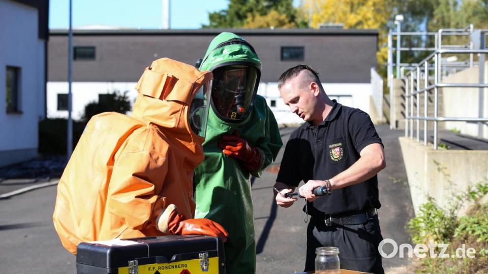 Ausbilder Alexander Streher (rechts) erklärt die Funktion der Gasmessröhrchen. Bild: egl