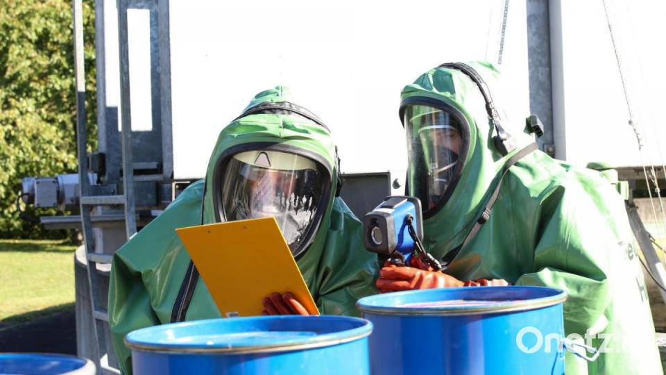 Mit der Wärmebildkamera und anhand eines Erkundungsblattes mussten die Einsatzkräfte Inhalt und Füllhöhe dieser Fässer herausfinden. Bild: egl