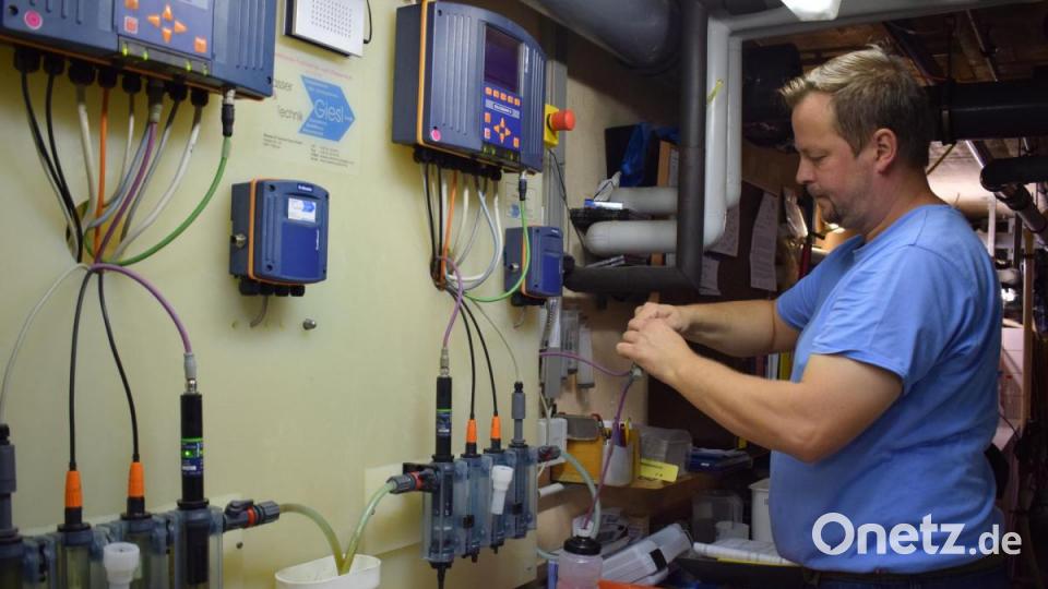 Daniel Giesl baut neue Elektroden in die Mess- und Regeltechnik des Hallenbads in Mitterteich ein. Bild: szl