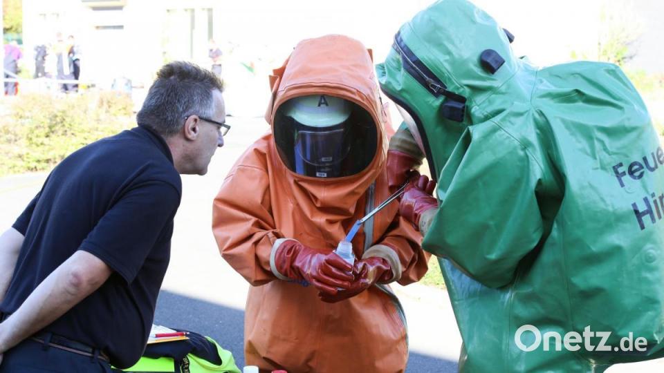 In den Schutzanzügen gar nicht so einfach: Hier müssen CSA-Träger eine Lauge mit einem Messstreifen testen. Bild: egl