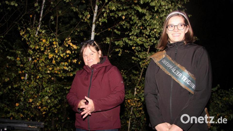 Der abendliche Ausflug in den Wald wird von Lisa Rauh (links) geleitet. Willkommen geheißen wird die Wandergruppe um die Friedenfelserin von der Teichnixe Sophia Bächer. Bild: wro