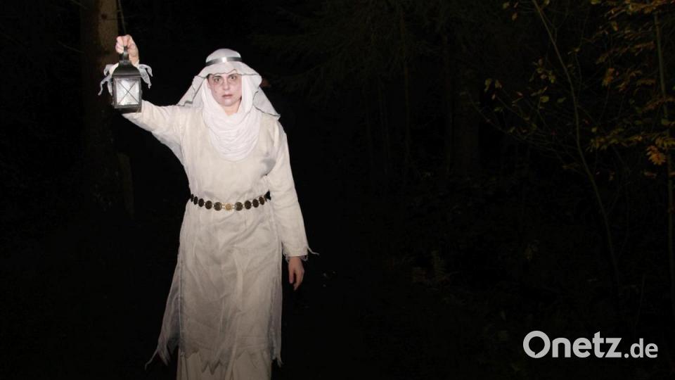 Aus dem Wald tritt auch die „Weiße Frau“, die eigentlich am Weißenstein wohnt. Bild: wro