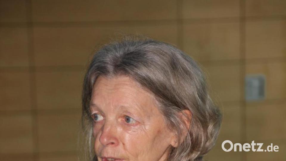 Übungsleiterin Eva Ristl erklärt den Teilnehmern die Übungen. Bild: kro